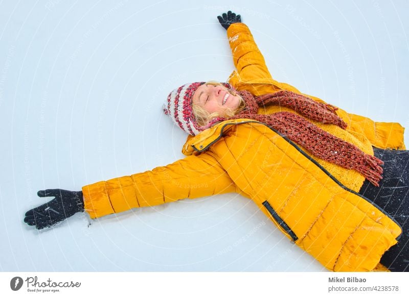 Kaukasische junge Frau genießt liegen im Schnee im Freien im Winter Zeit. Lifestyle Menschen Lebensstil Lügen Spaß haben genießen Kaukasier außerhalb Genuss
