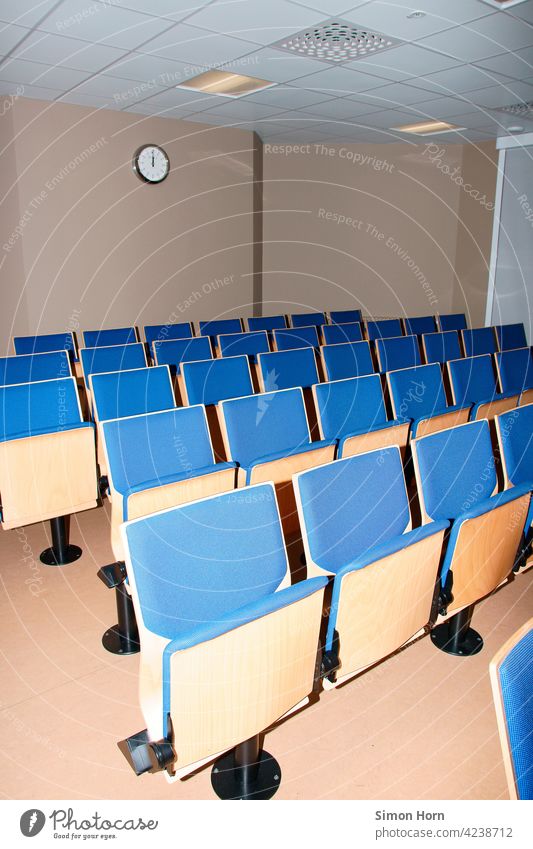 kleiner Hörsaal – menschenleer Wanduhr Klappstuhl Konferenz Menschenleer virtuell Wartesaal Publikum Sitzung Auditorium Zeitpunkt Verspätung