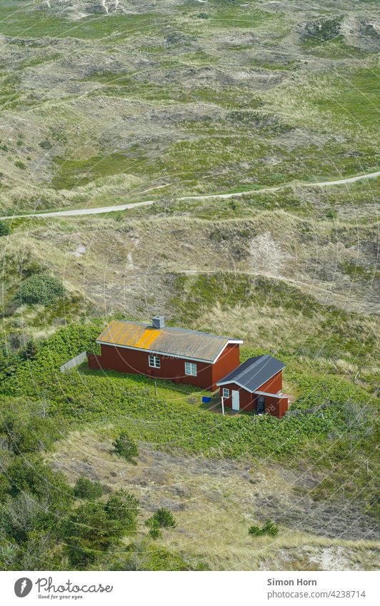 Skandinavische Landschaft mit roten Häusern Skandinavien Holzhaus Vogelperspektive Idylle Einsamkeit autark Dänemark Dünengras Pfad Norden Hof Einsiedler