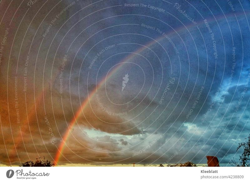 Doppelter Regenbogen - die Natur kreiert die schönsten Bilder - Momentaufnahme nach einem heftigen Gewitter doppelter Regenbogen intensive Farben leuchtend bunt