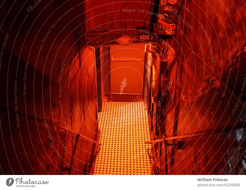 Roter Korridor rot spukhaft Angst gruselig dunkel Panik Nacht gefährlich Einsamkeit Menschenleer Raum Stimmung Treppenhaus Flur alt altehrwürdig Grunge