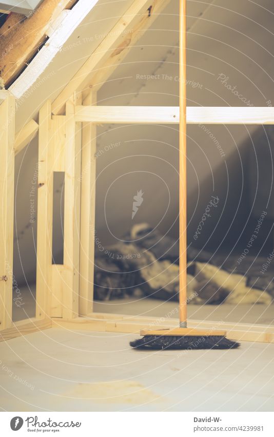Arbeitsplatz - Besen zum säubern Handwerk Schreinerarbeit Sauberkeit Hausbau Renovieren Holz Arbeit & Erwerbstätigkeit Baustelle