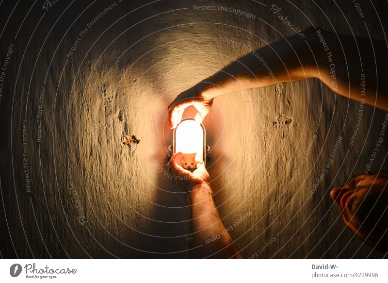 Lampe gewechselt wechseln Deckenlampe Licht Mann untersuchen Kellerlampe Beleuchtung Glühbirne Hand kontrollieren