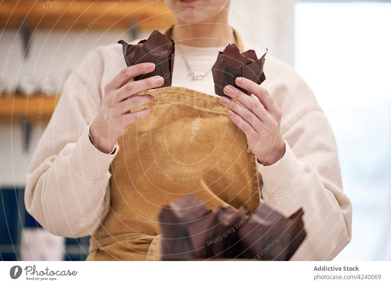Crop-Frau mit Muffins in Backformen zu Hause Dessert Leckerbissen kulinarisch Rezept natürlich Küche heimwärts süß zeigen Papiereinlage Backpapier Aroma