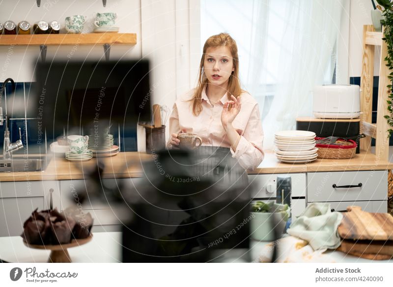 Vlogger spricht sich gegen Fotokamera in Hausküche aus Aufzeichnen Video kulinarisch sprechen Blog soziale Netzwerke Fotoapparat Frau benutzend Apparatur Gerät
