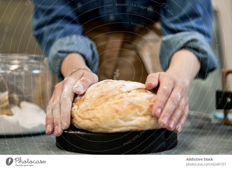 Ein Bäcker bereitet in der Küche ein Brot mit Mehl vor Weizen frisch kulinarisch Rezept Kruste Frau Aroma gebacken vorbereiten Koch rustikal Bestandteil