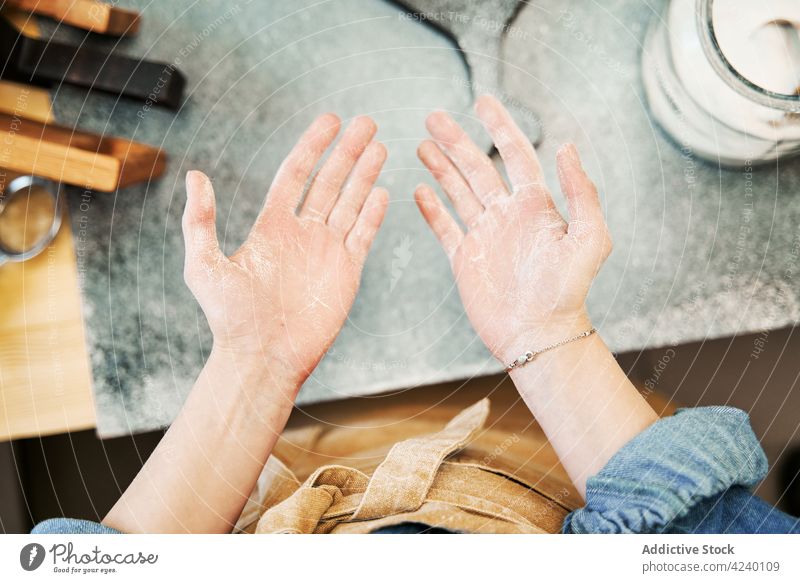 Erntehelferin mit Mehl an den Händen zu Hause Frau Hand Handfläche Koch trocknen Bestandteil Schürze zeigen heimwärts Linie manifestieren vorbereiten organisch