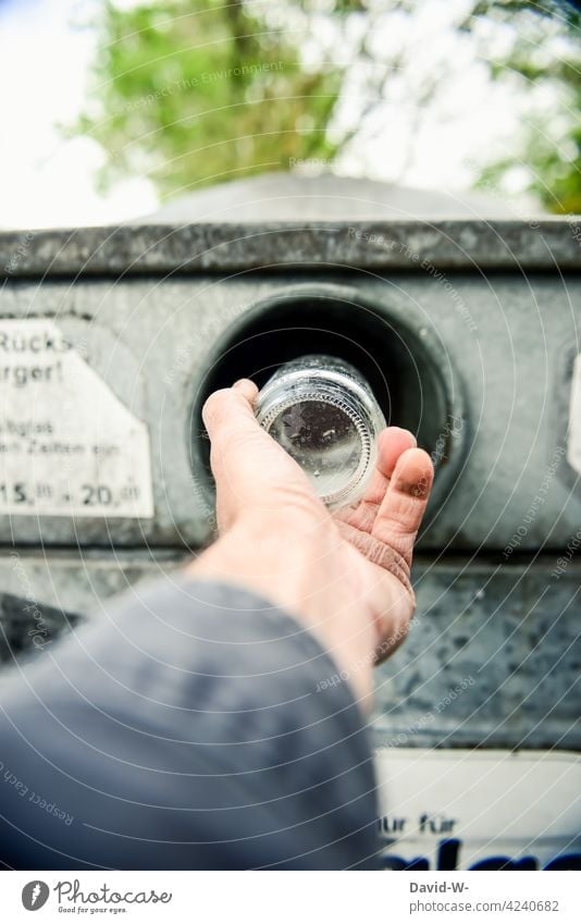 Mann schmeißt Altglas in den Glascontainer Müll entsorgen Hand wegwerfen Recycling abfallentsorgung Wertstoffcontainer Müllverwertung Müllentsorgung