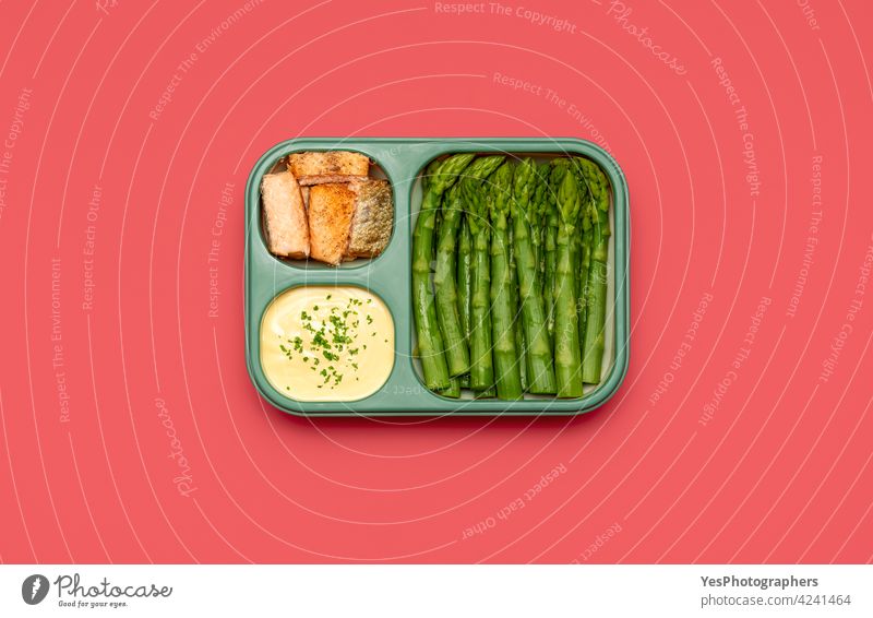 Prep Mahlzeit, Lunch-Box Draufsicht isoliert auf einem rosa Hintergrund. oben Spargel gebacken Kasten Catering Farbe Konsumverhalten Container ausschneiden