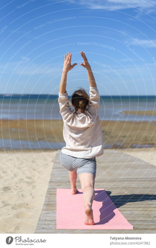 Frau macht Yoga-Posen am Strand Gesundheit Erholung Gleichgewicht Wohlbefinden psychische Gesundheit Körper Asana Meditation Lifestyle üben MEER sonnig Leinen