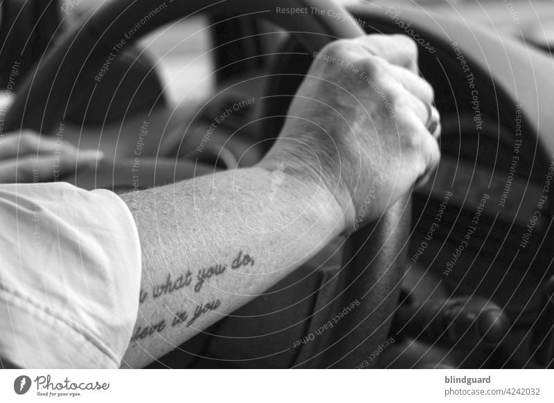 Strong arm on the steering wheel Straßenverkehr Lenkrad Frau Arm lenken halten festhalten Hand Auto KFZ Autofahren Verkehr Geschwindigkeit Autobahn