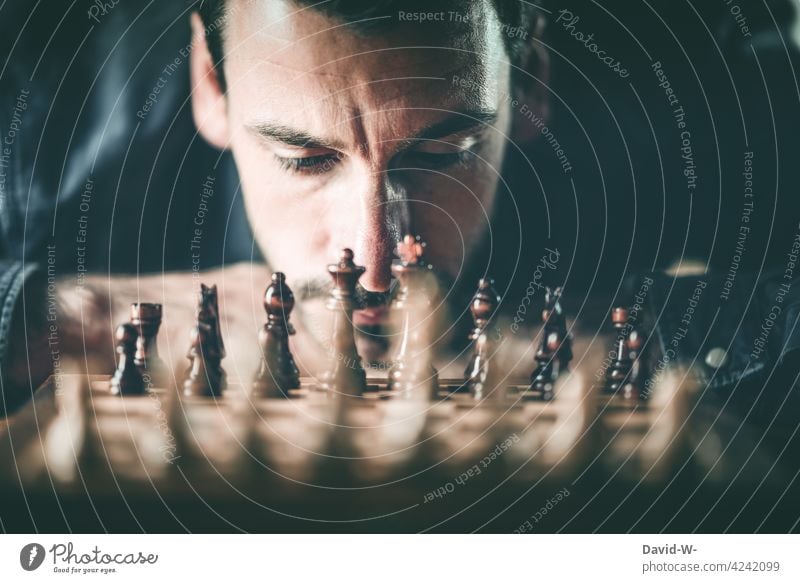 nachdenklicher Mann beim schachspielen Schach Spiel Gesellschaftsspiele strategie Konzept überlegen Duell