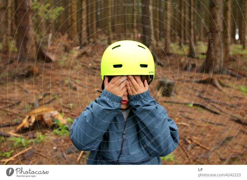 Kind hält seine Hände auf sein Gesicht spielen verstecken und suchen zögernd verwirrt ratlos skeptisch Zweifel zweifelhaft hestitate Unsicherheit Verwirrung