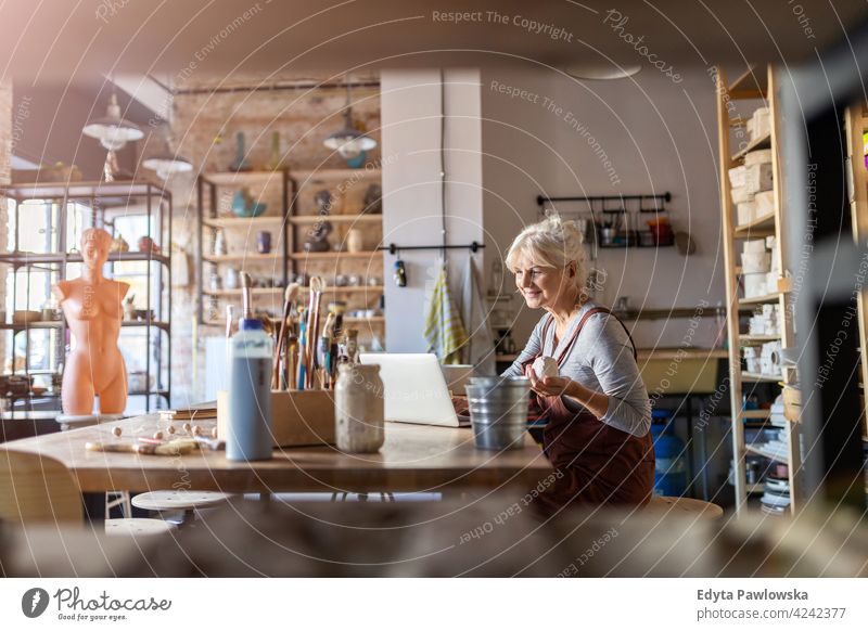 Ältere Handwerkerin im Kunstatelier Töpferwaren Künstler Keramik Arbeit arbeiten Menschen Frau Senior Erwachsener lässig attraktiv Glück Kaukasier genießend