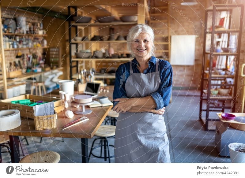 Porträt einer älteren Töpferin in ihrem Kunstatelier Töpferwaren Künstler Keramik Arbeit arbeiten Menschen Frau Senior Erwachsener lässig attraktiv Glück