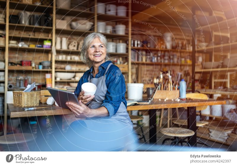 Porträt einer älteren Töpferin in ihrem Kunstatelier Töpferwaren Künstler Keramik Arbeit arbeiten Menschen Frau Senior Erwachsener lässig attraktiv Glück