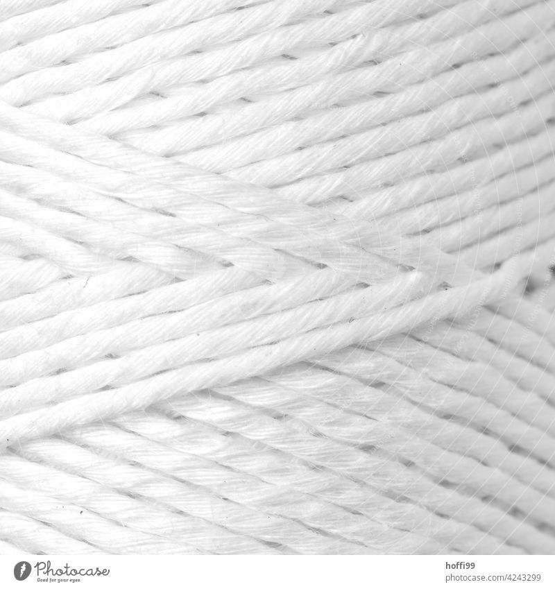 weißes Garn mit diagonalem Muster Wolle Wollstoff Handwerk kreativ Faser handgefertigt Textil Schnur Baumwolle