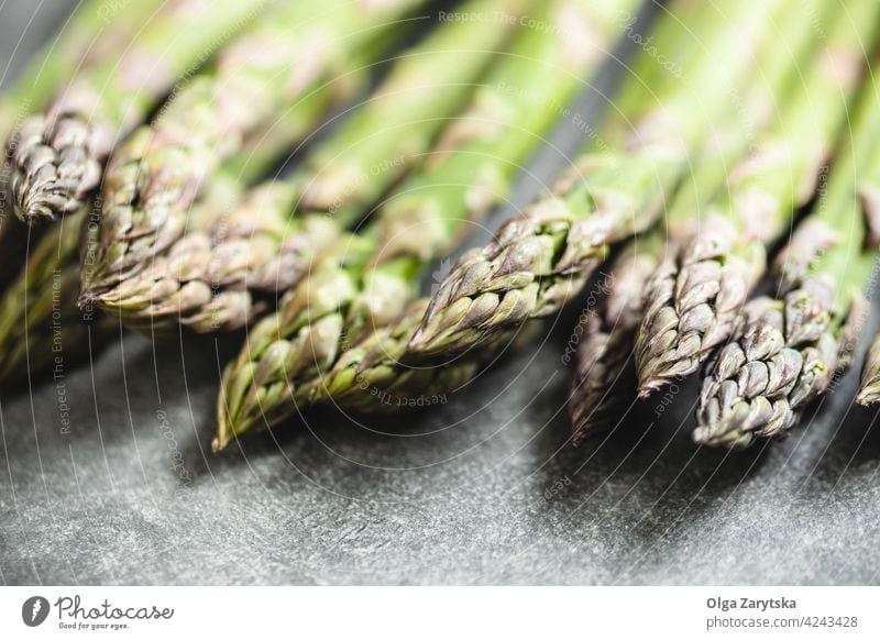 Frischer Spargel auf dem Tisch. grün frisch Lebensmittel grau Selektiver Fokus abschließen Gemüse Gesundheit roh organisch Verdunstung gebunden Vegetarier
