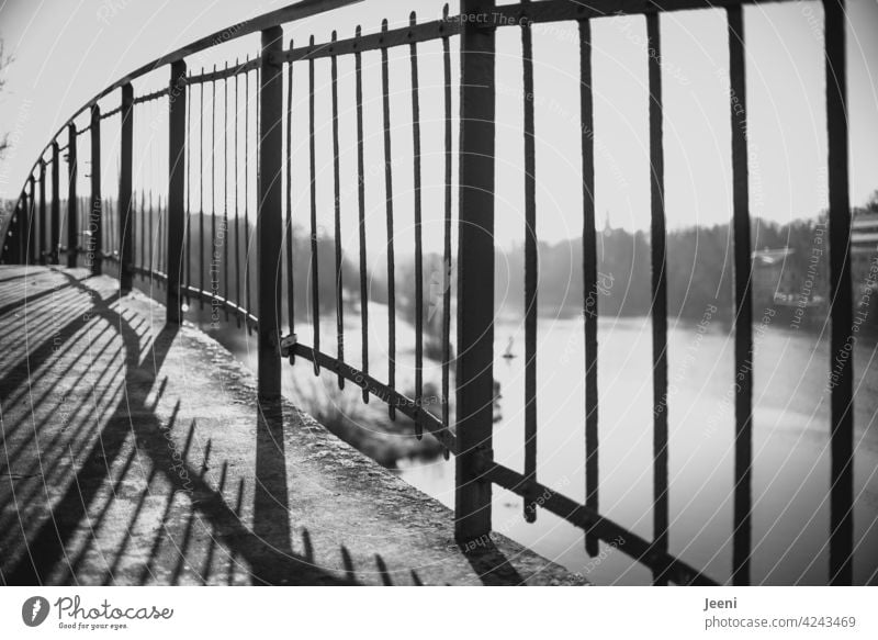 Brücke über dem Fluss Brückengeländer Geländer Metall Stein Schatten Schattenwurf Schattenspiel Sonnenlicht Gitter Nebel hoch Saale Wasser Gewässer gebogen
