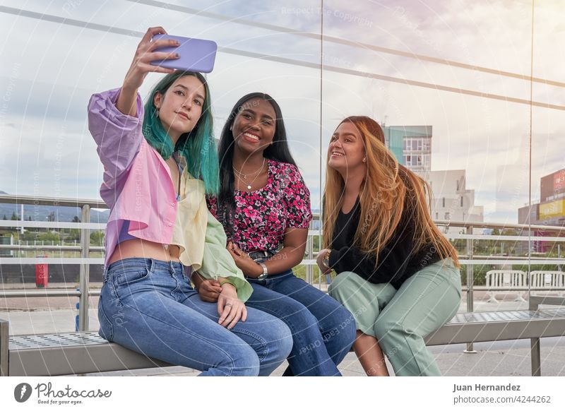 Gruppe von multiethnischen Mädchen nehmen ein Selfie mit Smartphone Menschengruppe Glück unter Telefon Funktelefon Kaukasier hispanisch Afro-Look Ethnizität