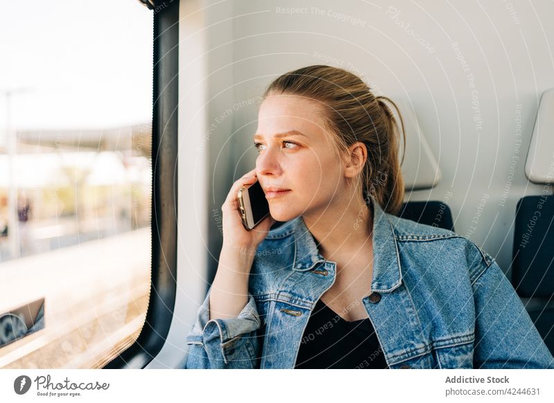 Ruhige Dame telefoniert während der Fahrt im Zug Frau Mitfahrgelegenheit Passagier Telefonanruf sprechen Smartphone Fenster träumen Kommunizieren Verkehr