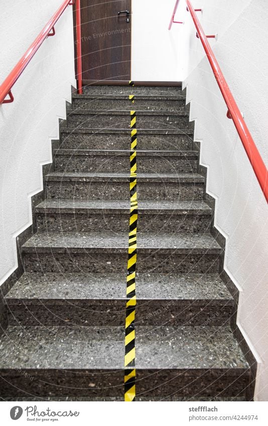 Corona konforme Wegführung auf einer Treppe Architektur Treppenhaus Treppengeländer Menschenleer Innenaufnahme weiß Geländer Markierung Markierungslinie