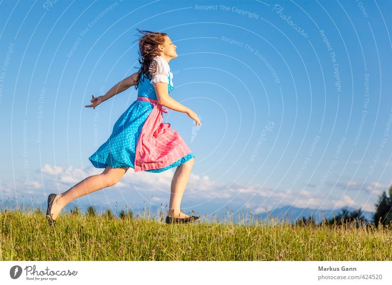 Dirndl Lifestyle Sommer Oktoberfest Mensch Junge Frau Jugendliche Erwachsene 1 18-30 Jahre Natur Mode Bekleidung laufen springen Tradition Trachtenkleid