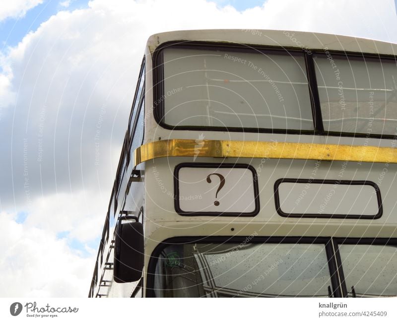 Weißer Doppeldecker-Bus mit unbekanntem Ziel Fragezeichen Fahrzeug Verkehrsmittel Öffentlicher Personennahverkehr Busfahren Personenverkehr Außenaufnahme Tag