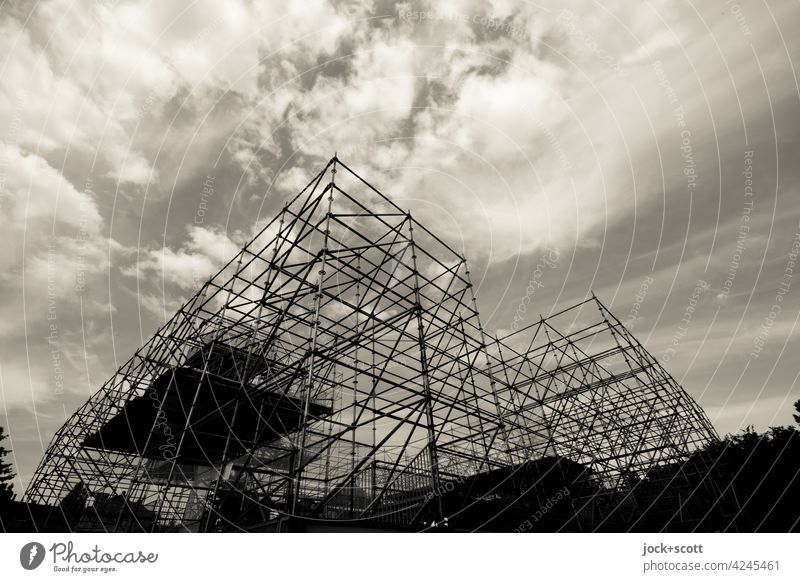 gut gerüstet in schwarz und weiß Baugerüst Strukturen & Formen Installationen Architektur Konstruktion Gerüst komplex Wolkenhimmel Gerüstbau Silhouette
