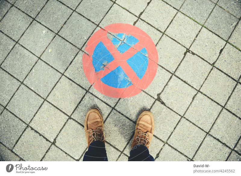 Halteverbot - weiter geht es Schild Markierung Boden weitergehen Beine stehen Verbot verkehrsschild Zeichen weitermachen Mann Bodenzeichen