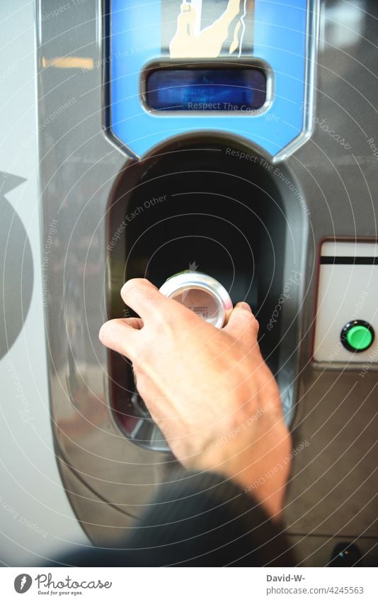 Dosenpfand von der Hand in den Pfandautomaten pfandautomat Blechdose Aluminium Recycling Verwertung Verpackung Müll wiederverwerten Umweltschutz Entsorgung