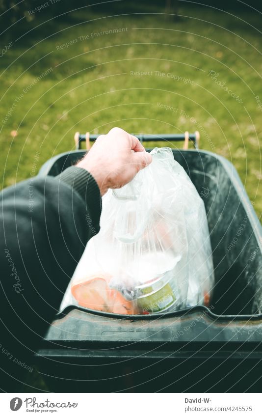 Mann schmeißt Müll in die Mülltonne entsorgen Abfall wegwerfen Müllentsorgung Plastikmüll gelbe Tonne Ordnung Hand wegschmeißen