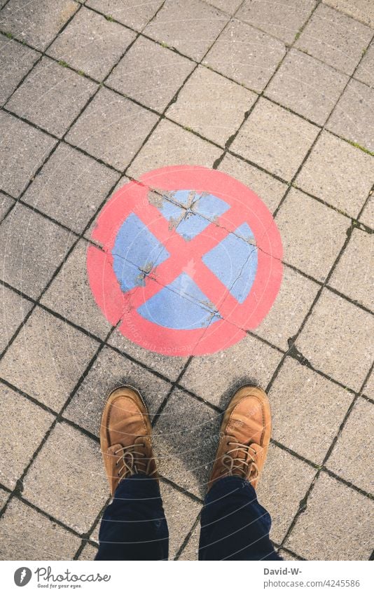 Halteverbot - hier nicht verweilen Mann Schild Markierung Hinweis Achtung Bewegung Stillstand Zeichen Hinweisschild Boden Straße
