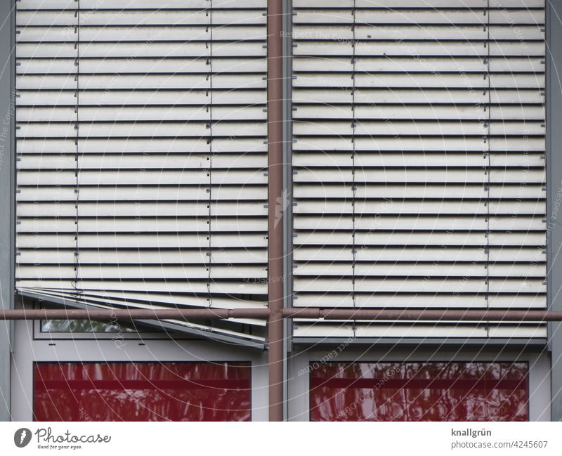 Doppelfenster mit heruntergelassenen Außenjalousien, eine hat sich verhakt Jalousie Fenster Sichtschutz defekt Aluminium Aluminiumjalousie Schutz