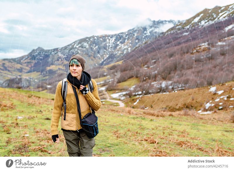 Ruhige Frau beim Wandern im Gebirgstal Reisender Tal Wanderung reisen erkunden Spaziergang Berge u. Gebirge Abenteuer Tourismus Natur Berghang gipfel europas