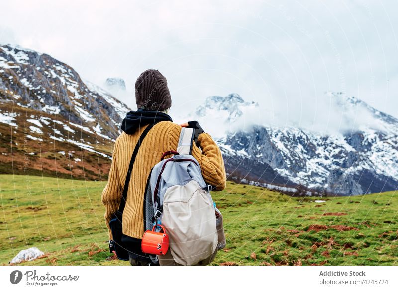 Rucksacktourist auf verschneiter Wiese in den Bergen Backpacker Reisender Schnee Berge u. Gebirge Tal Umwelt Tourismus reisen erkunden Urlaub Landschaft Tourist
