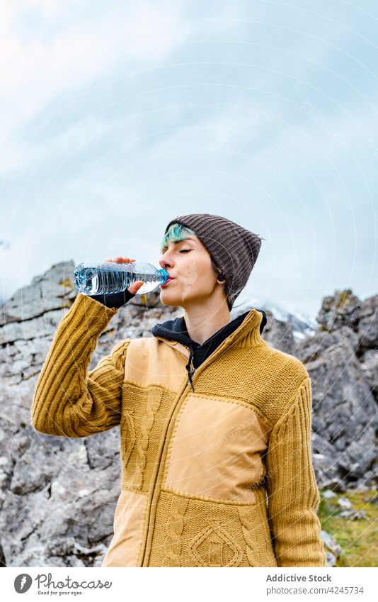 Wanderer mit Wasserflasche auf einem hohen Bergkamm Reisender Kamm Berge u. Gebirge Tal trinken erreichen Höhe Natur reisen Tourist erkunden Umwelt Urlaub