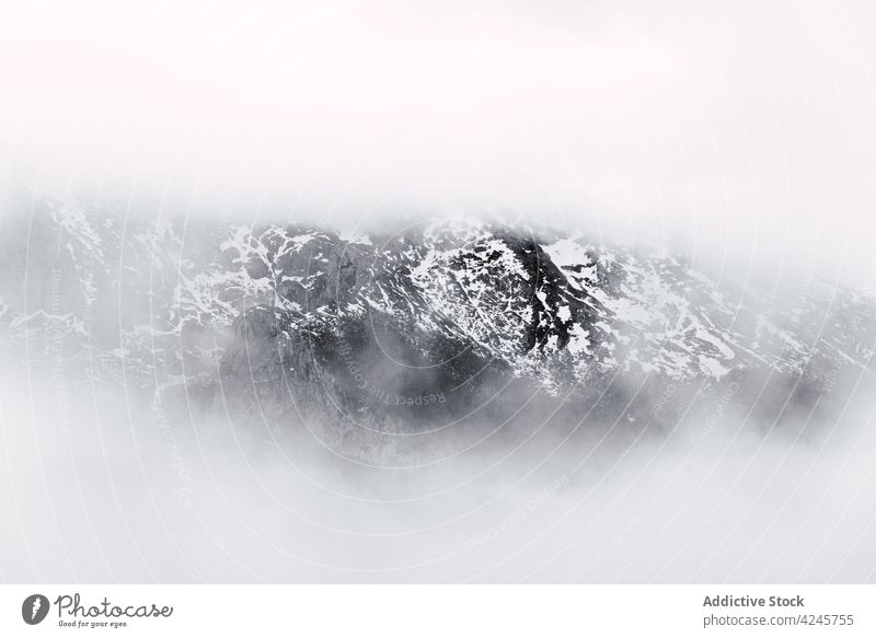 Neblig-verschneiter Kamm der wilden Berge Nebel Berge u. Gebirge unsichtbar Dunst dunkel Schnee dramatisch Natur Ambitus Gipfel Landschaft Tal kalt Harmonie