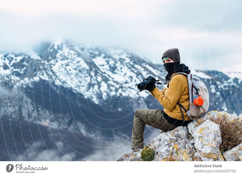 Frau mit Fotoapparat in den Bergen Reisender Fotograf Berge u. Gebirge Tal fotografieren Tourismus Fernweh Moment Wanderung Hobby Urlaub benutzend Tourist