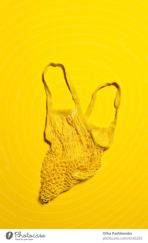 Flachlage mit leerem gelben Netzbeutel auf gelbem hell Hintergrund flach kaufen natürlich legen oben Direkt darüber Tasche keine Verschwendung wiederverwendbar