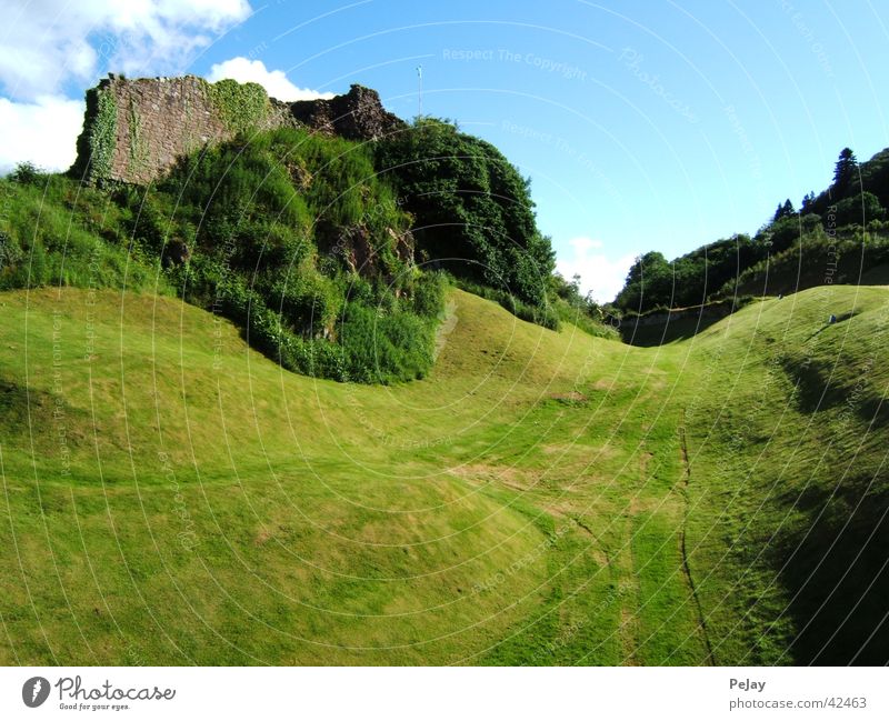 Burgruine Ruine Mauer Gras Hügel grün Berge u. Gebirge Schotland Castle Burg oder Schloss