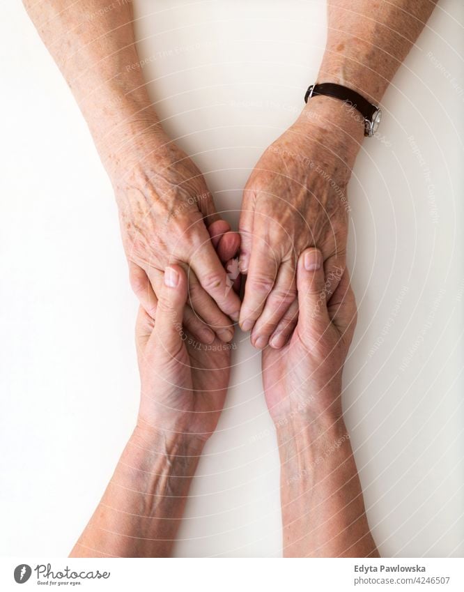 Frau hält die Hand eines geliebten Menschen zur Unterstützung Senior reif lässig Kaukasier älter heimwärts Haus Pflege alt Gesundheit Gesundheitswesen