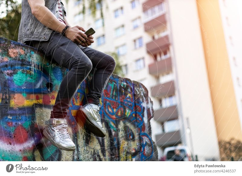 Junger Punk Mann mit Smartphone Porträt Erwachsene jung Menschen eine Person lässig Teenager männlich allein trendy Mode cool mohawk Behaarung farbenfroh Stil