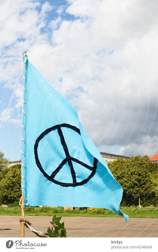 hellblaue Fahne mit schwarzem Friedenszeichen, Friedenssymbol friedliebend Symbol Pazifismus Symbole & Metaphern Völkerverständigung Himmel Wolken Weltfrieden