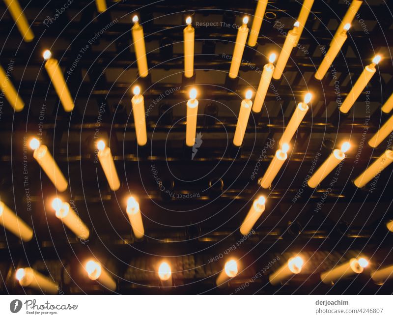 . Brennende Kerzen im Dunkeln.  Zum Gedenken an die Corona Toten in Deutschland.  Stand :mehr wie 87.000. brennen Flamme Hitze Feuer verrotten heiß Farbfoto