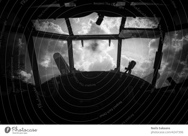 Alte verlassene Flugzeug Cockpit Ansicht und Himmel Hintergrund auf Fenster Kabine Pilot Innenbereich Ebene Fluggerät Luftverkehr Kontrolle Panel Armaturenbrett