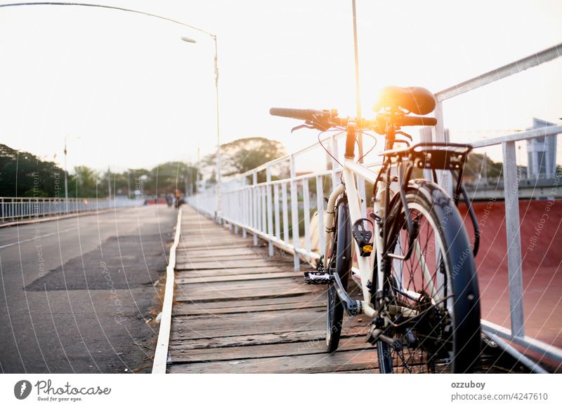 Fahrradparken auf der Seitenbrücke Brücke Brückengeländer Transport im Freien Sport Zyklus urban Lifestyle Großstadt Sommer Verkehr Fahrzeug Reiten altehrwürdig