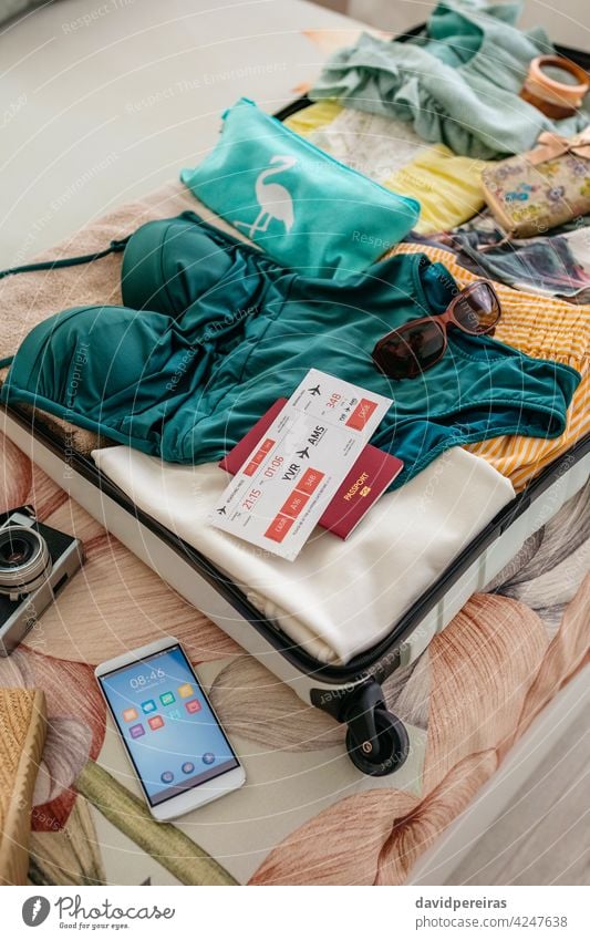 Offene Frau Koffer für Sommerurlaub vorbereitet Draufsicht Bordkarte Reisepass Koffer öffnen Gepäck Vorbereitung Urlaub Badeanzug Mobile Strand Feiertag reisen