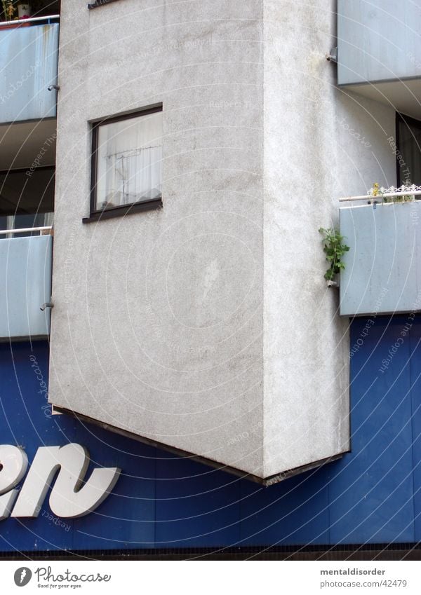*en Haus Fenster Balkon Köln grau weiß Putz Fassade Architektur blau