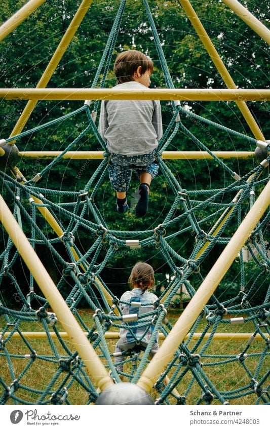 Zwei Kinder sitzen zusammen auf einem Klettergerüst Kindheit Familie Familienleben Spielplatz spielen Farbfoto Tag Freizeit & Hobby Kinderspiel Bewegung Freude